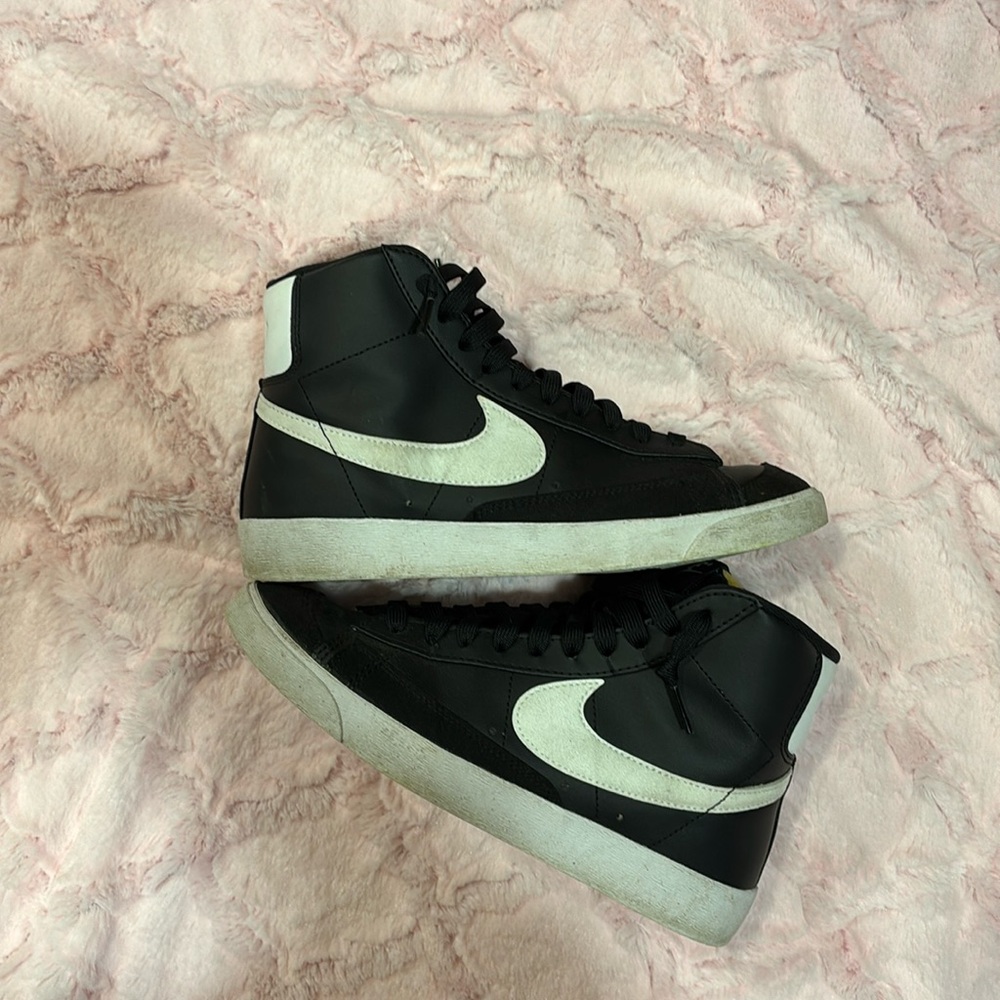 NIKE BLAZERS